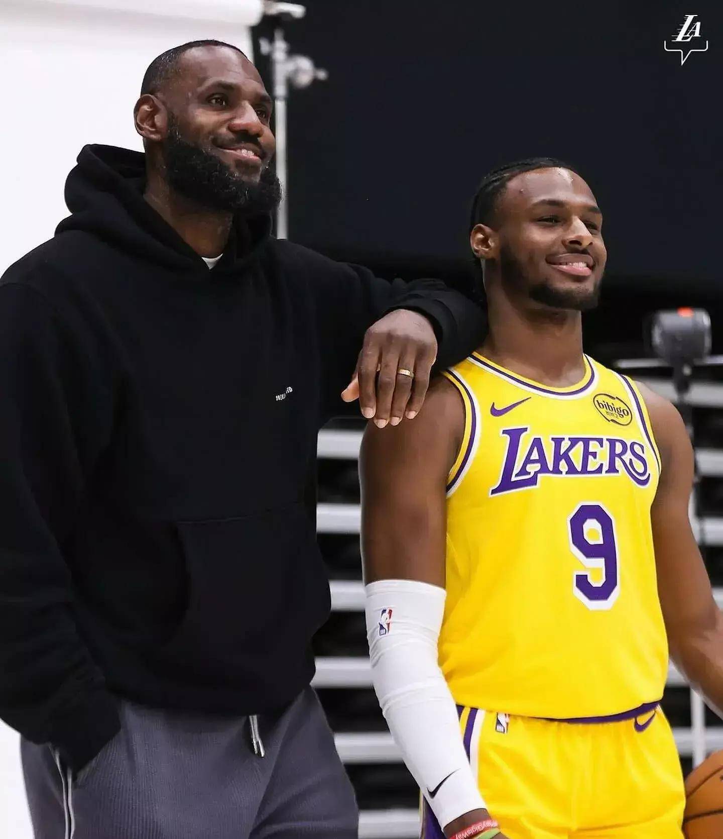 詹姆斯在日本队比赛中问鼎冠军，赛况扑朔迷离引发热议！